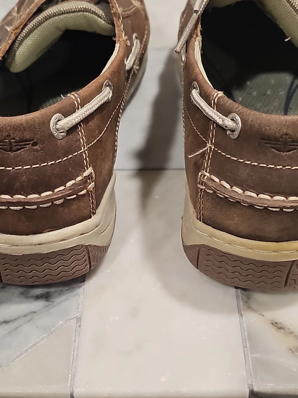 Dockers Classic Brown Leather Men’s Boat Shoes with Beige Laces